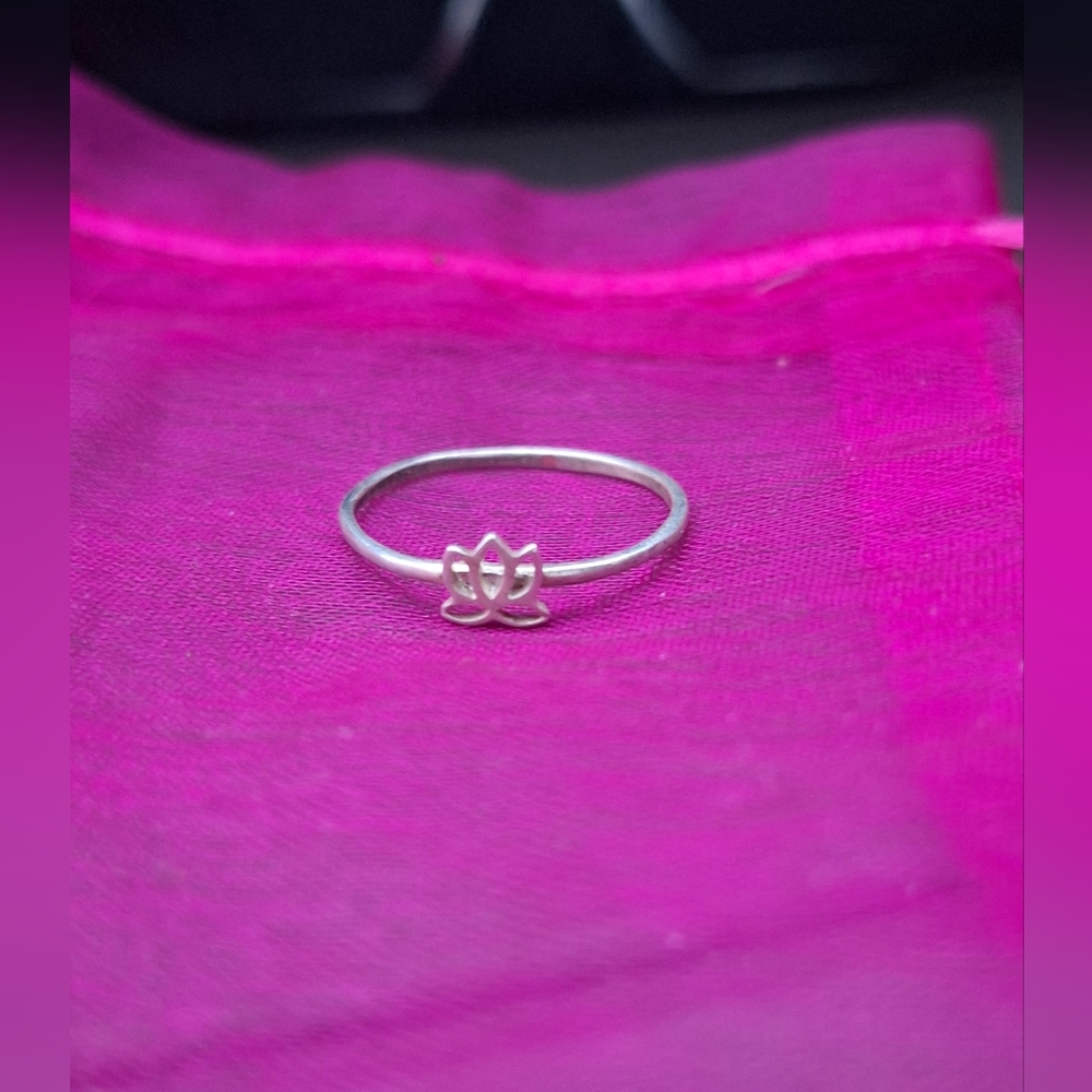 .925 Sterling Silver Ring ♡ Size 8
